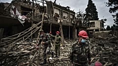 Azerbaycan Başsavcılığı, Ermenistan ordusunca Gence'ye düzenlenen füze saldırılarında 9 ölü 34 yaralı olduğunu bildirdi. Kurtarma ekipleri, vurulan evde ölü ve yaralı ararken
