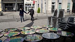Um casal passa diante de um café encerrado na cidade francesa de Lille