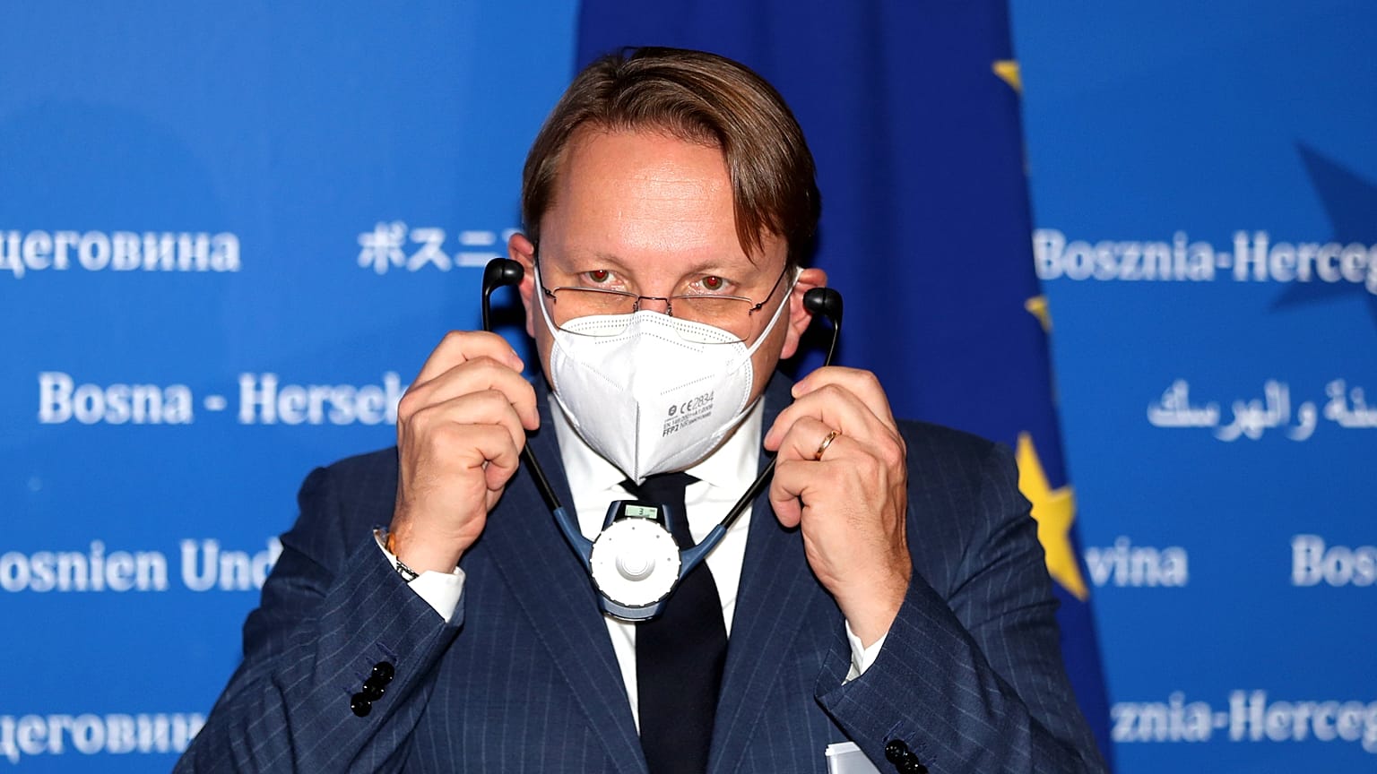 Várhelyi Olivér sajtótájékoztatót tart Szarajevóban 2020. október 9-én