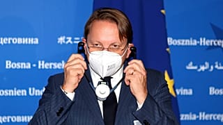 Várhelyi Olivér sajtótájékoztatót tart Szarajevóban 2020. október 9-én