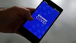 Smartphone mit Covid-App