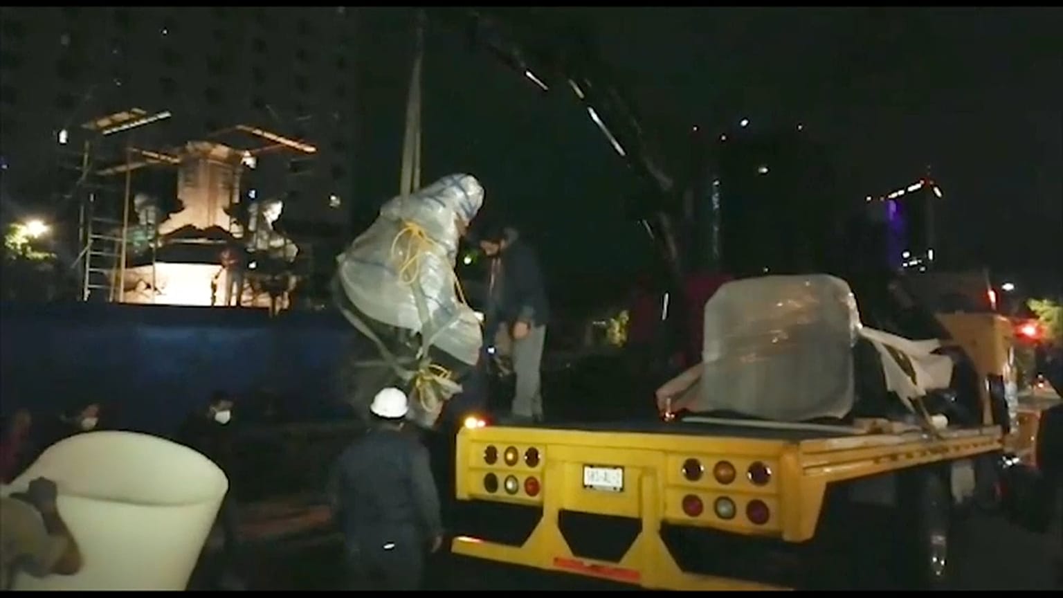 Momento en el que retiran la estatua de Cristóbal Colón de Ciudad de México