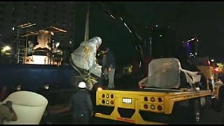 Momento en el que retiran la estatua de Cristóbal Colón de Ciudad de México