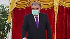 Эмомали Рахмон голосует на президентских выборах в Душанбе. 