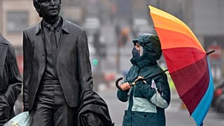 La statua di John Lennon a Liverpool, città nel mrino delle restrizioni del governo britannico.