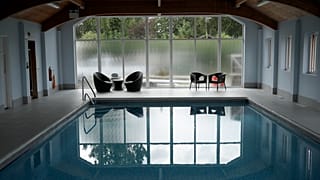 Hotel-Pool im Edgeley Holiday Park in Farley Green südwestlich von London
