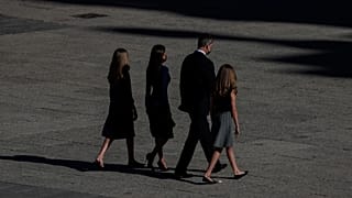 La princesa Leonor, el rey Felipe VI, la teina Letizia y la princesa Sofía salen al final de un homenaje de estado en memoria de las víctimas de COVID-19 en julio 2020.
