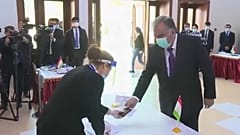 Emomali Rahmon államfő szavaz a vasárnap tartott elnökválasztáson
