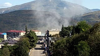 دود ناشی از گلوله‌باران مرکز جمهوری خودخوانده آرتساخ