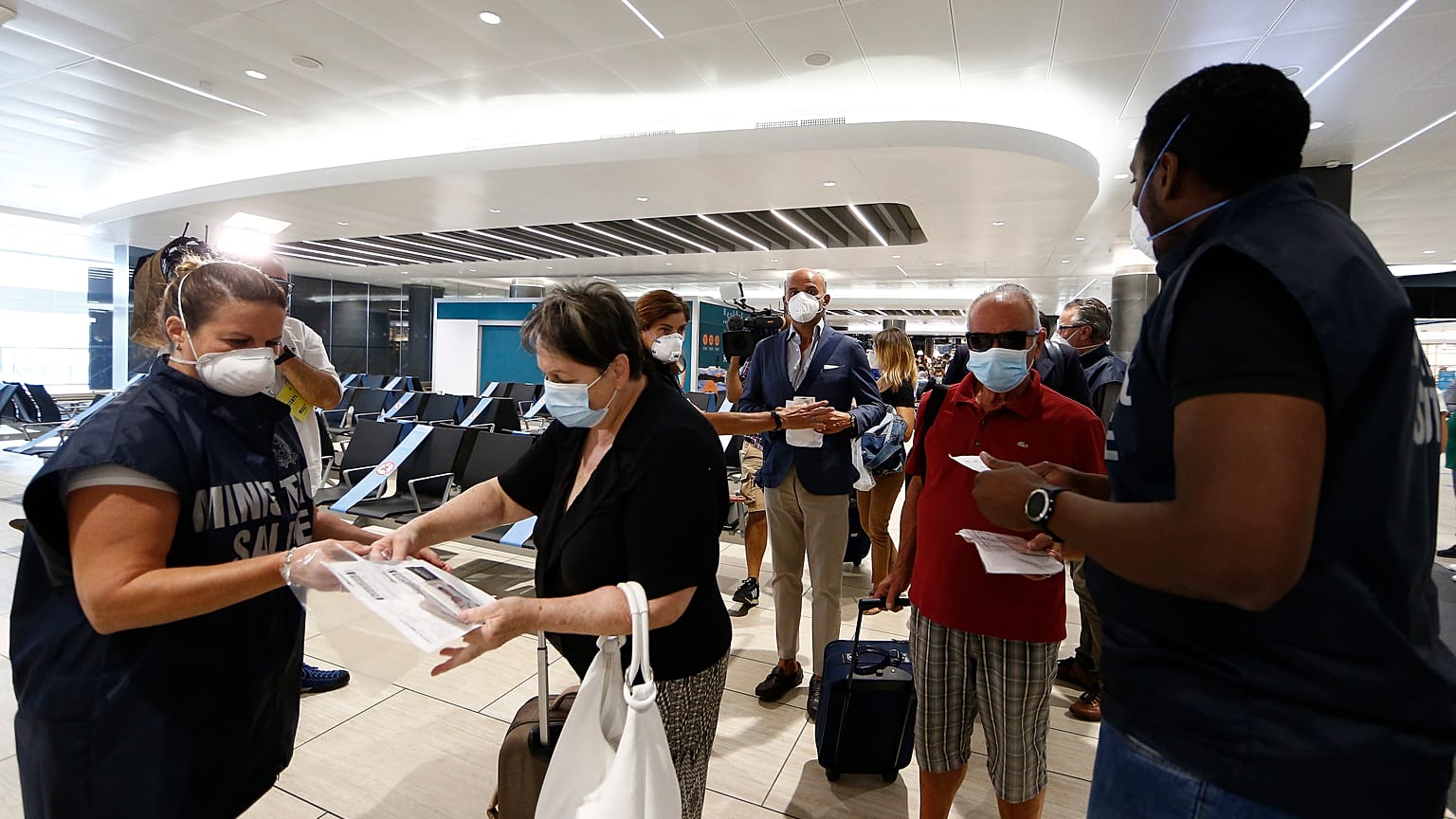 Pasajeros del aeropuerto de Fiumicino en Roma muestran sus informes de test de la COVID-19 al embarcar en un vuelo a Milán, el miércoles 16 de septiembre de 2020.