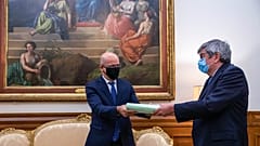 João Leão entrega Orçamento de Estado a Ferro Rodrigues