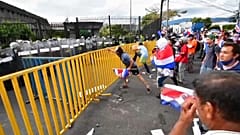 Varios manifestantes golpean las vallas de protección en la Casa Presidencial
