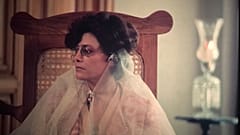 فخری خوروش، در نقش خانم کوچک، شخصیت اصلی داستان فیلم شطرنج باد