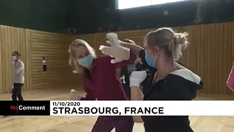Frankreich: Weibliche Gewaltopfer üben Selbstverteidigungstechniken