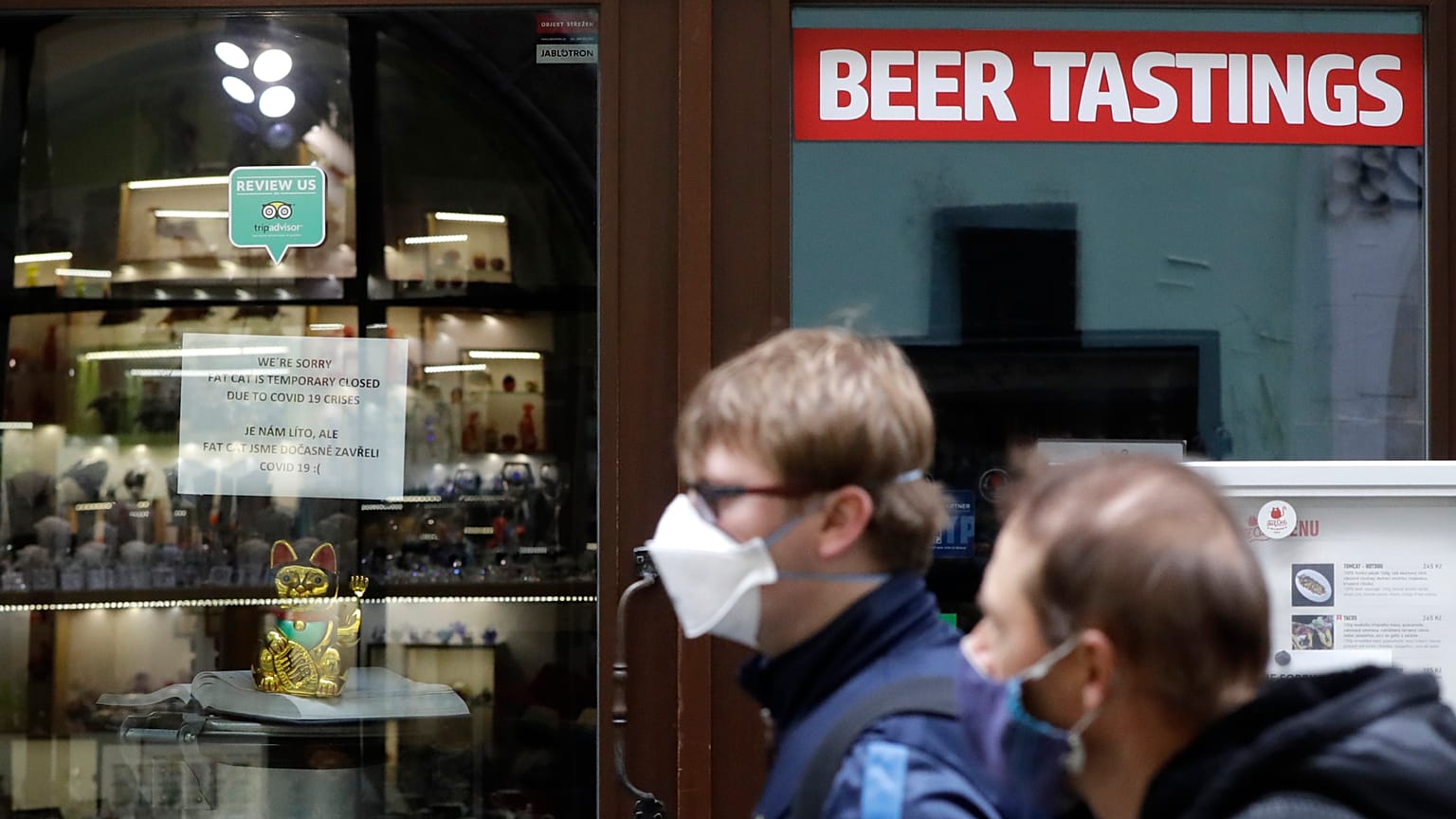 Menschen vor einer Bar in Prag, 11.10.2020