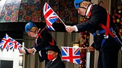 Eine Puppe von Premier Boris Johnson als Weihnachtsdeko in London