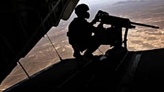 Afganistan'ın Helmand kentinde Taliban'a yönelik düzenlenen hava operasyonunda görev alan bir ABD'li asker (arşiv)