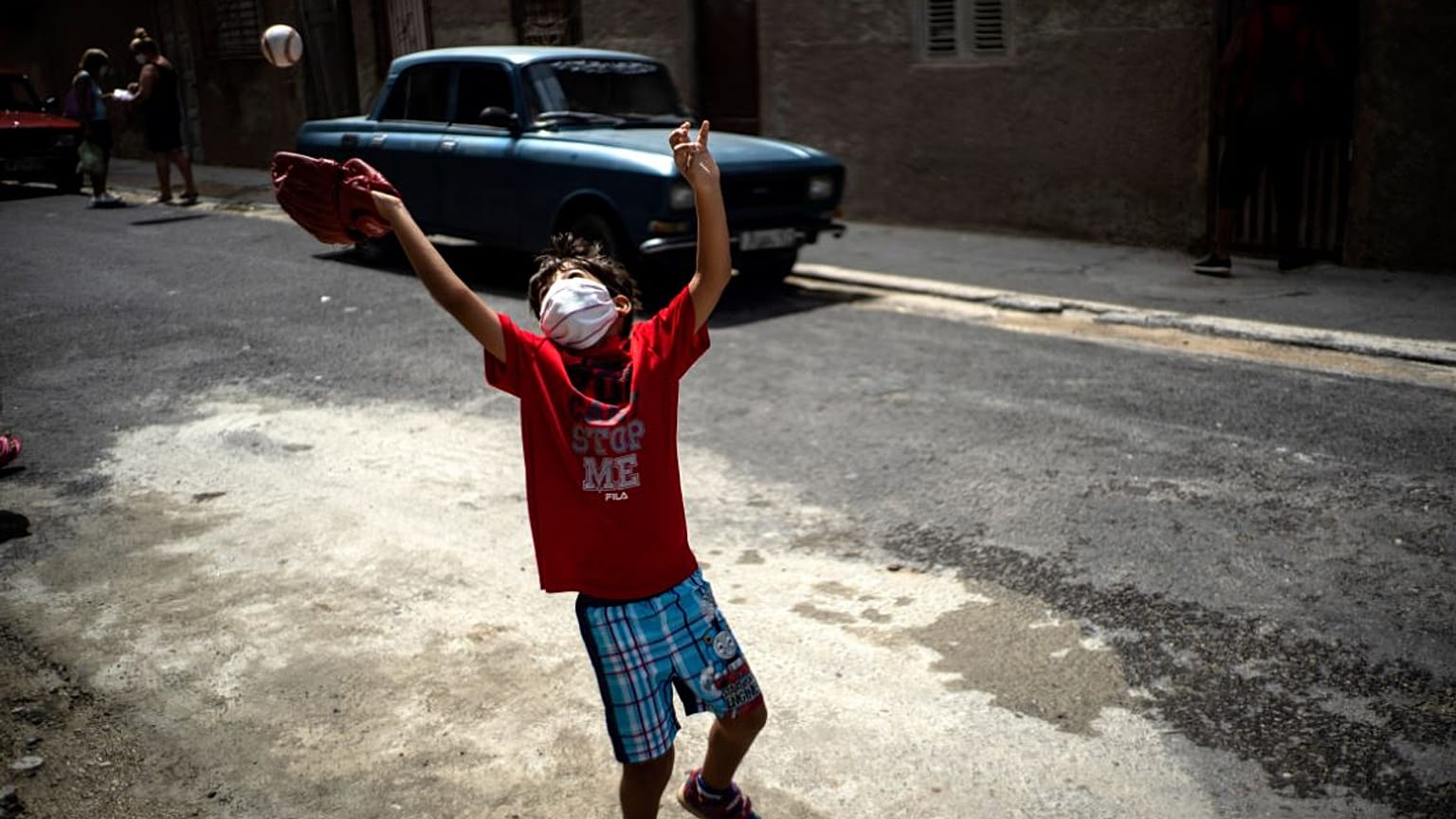 Un niño juega con una pelota en La Habana, Cuba