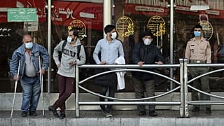 صف مسافران ماسک‌پوش در ایستگاه اتوبوس؛ تهران، اکتبر ۲۰۲۰