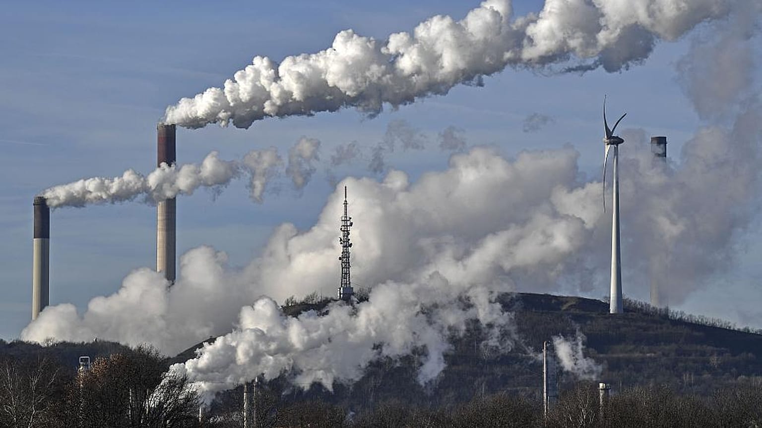 Kohlekraftwerk neben einem Windrad in Gelsenkirchen, Deutschland
