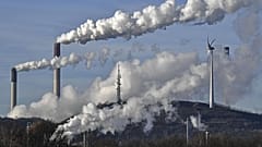 Kohlekraftwerk neben einem Windrad in Gelsenkirchen, Deutschland