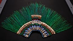 El penacho de plumas relacionado con el legendario gobernante azteca Moctezuma, en exhibición en el Museo de Etnología de Viena, Austria, el miércoles 14 de noviembre de 2012.