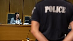 A juíza Maria Lepenioti lê as sentenças no julgamento do Aurora Dourada 