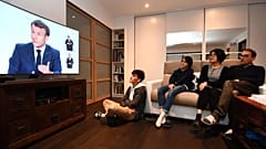 Une famille regardant l'allocution du président français, Emmanuel Macron, le 14 octobre 2020
