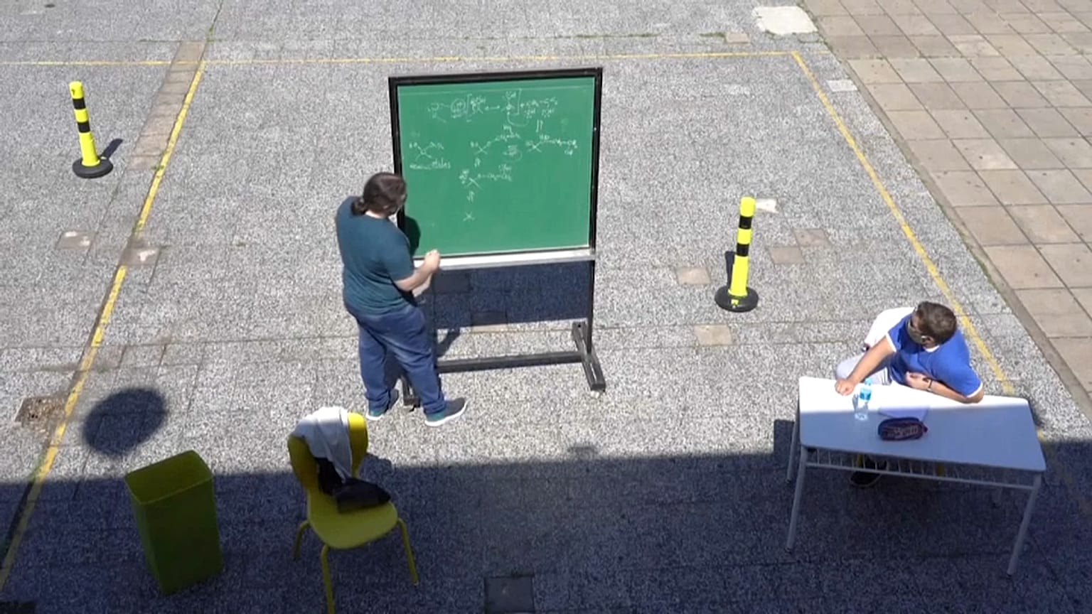 Una lezione all'aperto nel giorno della riapertura delle scuole in Argentina