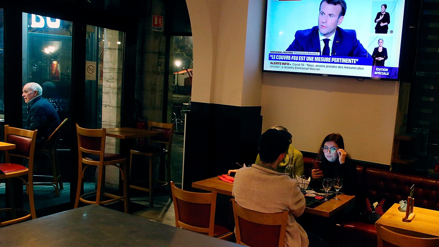 Menschen in einem Restaurant während Macrons TV-Interview (Saint Jean de Luz)