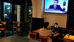 Menschen in einem Restaurant während Macrons TV-Interview (Saint Jean de Luz)