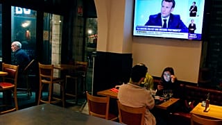 Menschen in einem Restaurant während Macrons TV-Interview (Saint Jean de Luz)