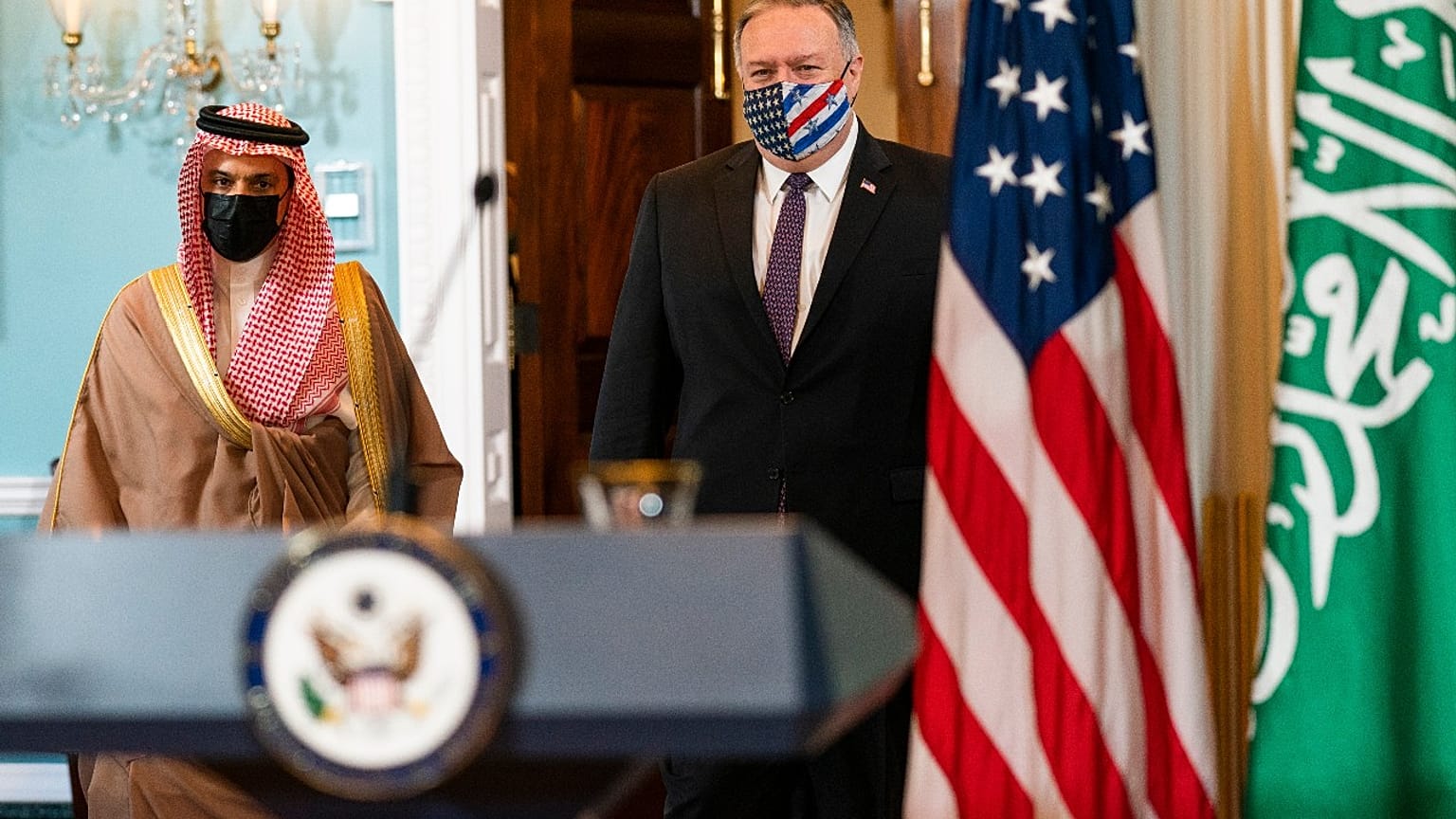 وزير الخارجية السعودي الأمير فيصل بن فرحان آل سعود ووزير الخارجية مايك بومبيو في وزارة الخارجية، الأربعاء 14 أكتوبر / تشرين الأول 2020، في واشنطن.