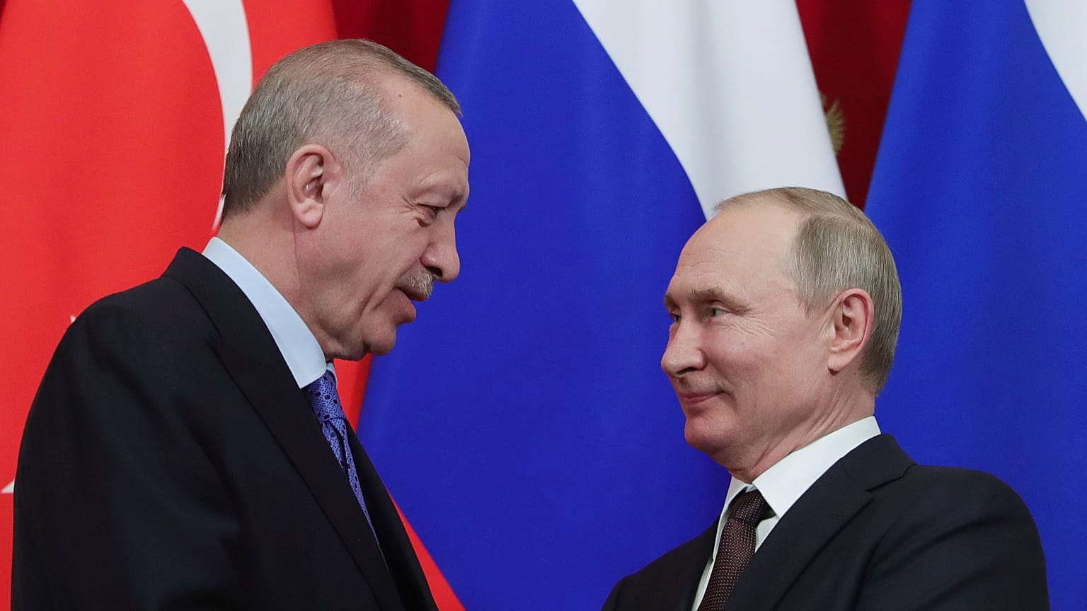 الرئيس الروسي فلاديمير بوتين والرئيس التركي رجب طيب أردوغان يتصافحان بعد مؤتمر صحفي مشترك أعقب محادثات في الكرملين بموسكو بتاريخ  5 آذار/مارس 2020