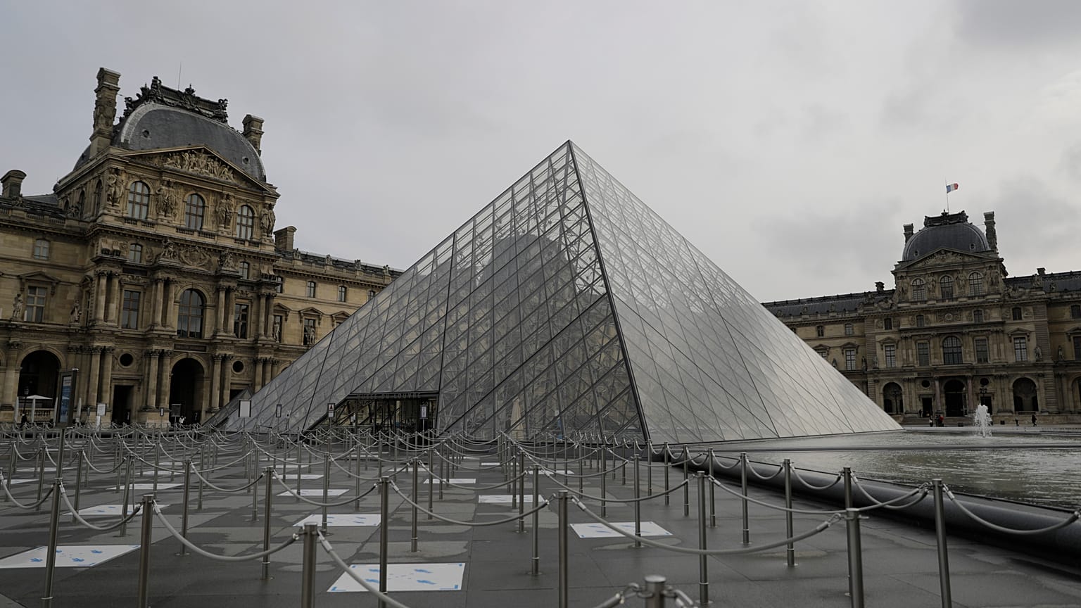 Louvre mit Glaspyramide (Oktober 2020) 