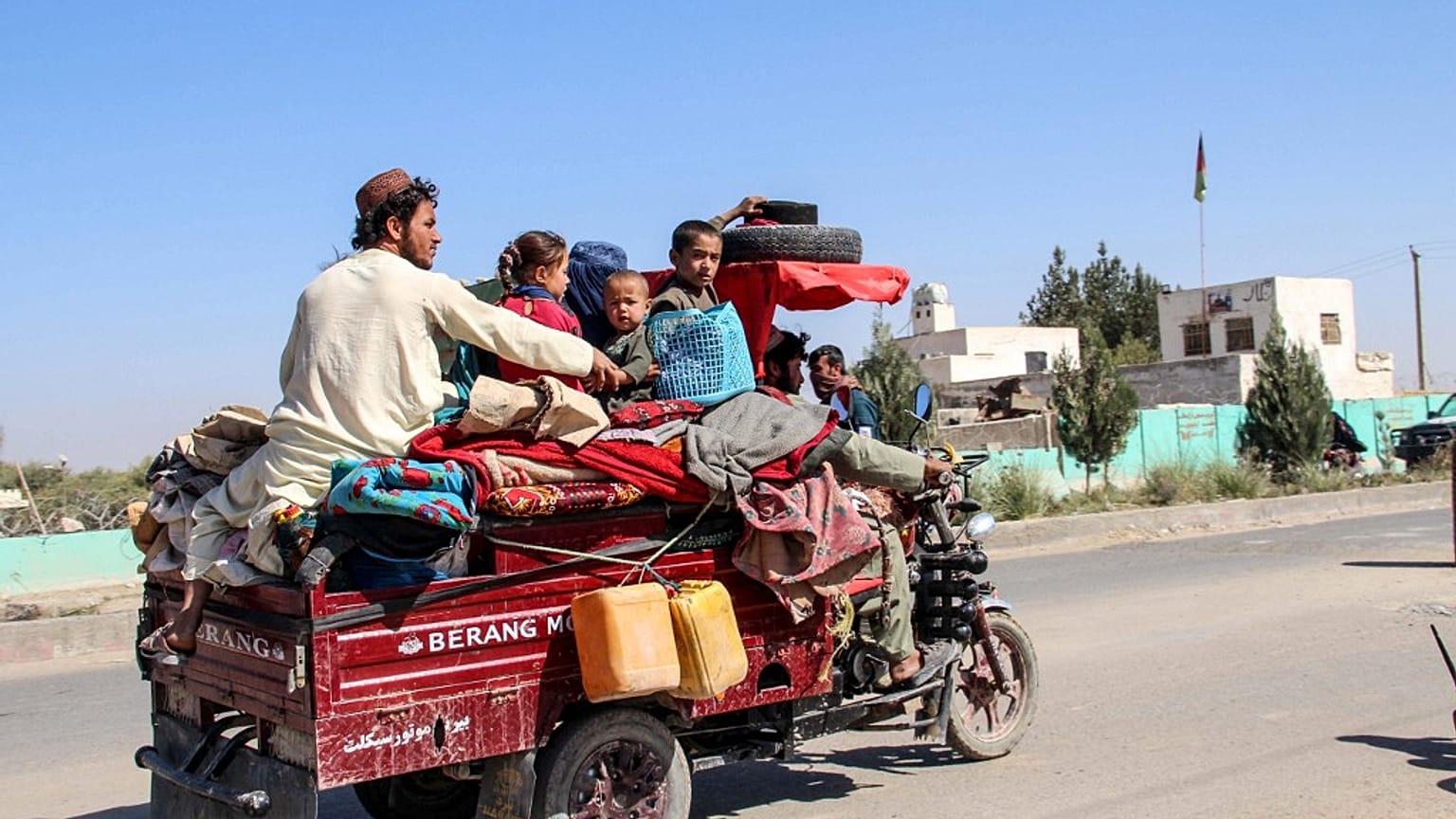 Habitantes fogem de Lashkar Gah