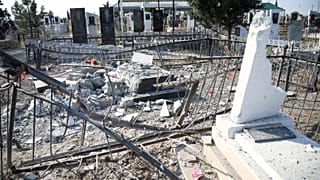 Una casa distrutta dai bombardamenti dell'artiglieria azera nella città di Martuni, nella regione separatista del Nagorno Karabakh