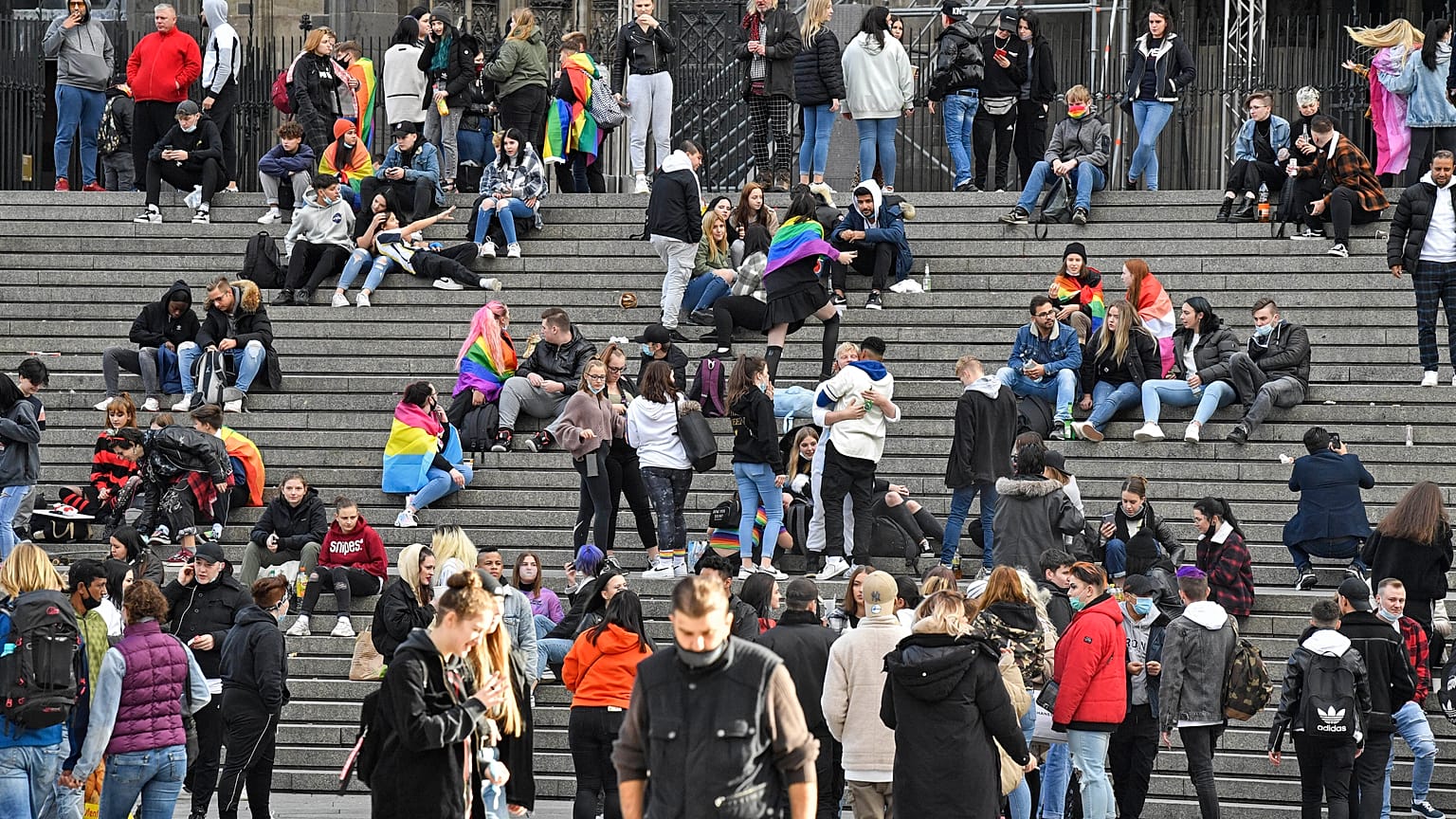 Rassemblement de jeunes, en grande partie sans masques, devant la cathédrale de Cologne, en Allemagne, le 11 octobre 2020