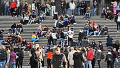 Rassemblement de jeunes, en grande partie sans masques, devant la cathédrale de Cologne, en Allemagne, le 11 octobre 2020