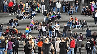 Rassemblement de jeunes, en grande partie sans masques, devant la cathédrale de Cologne, en Allemagne, le 11 octobre 2020