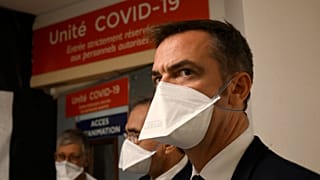 Le ministre français de la Santé, Olivier Véran, en visite à l'hôpital de La Timone à Marseille, le 25 septembre 2020