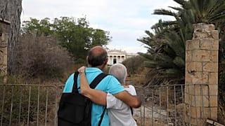 Οι βαρωσιώτες, Άννα Μαραγκού και Παύλος Ιακώβου, φίλοι μπροστά από το Γυμνάσιο τους στην περίκλειστη πόλη της Αμμοχώστου μετά από 46 χρόνια. 