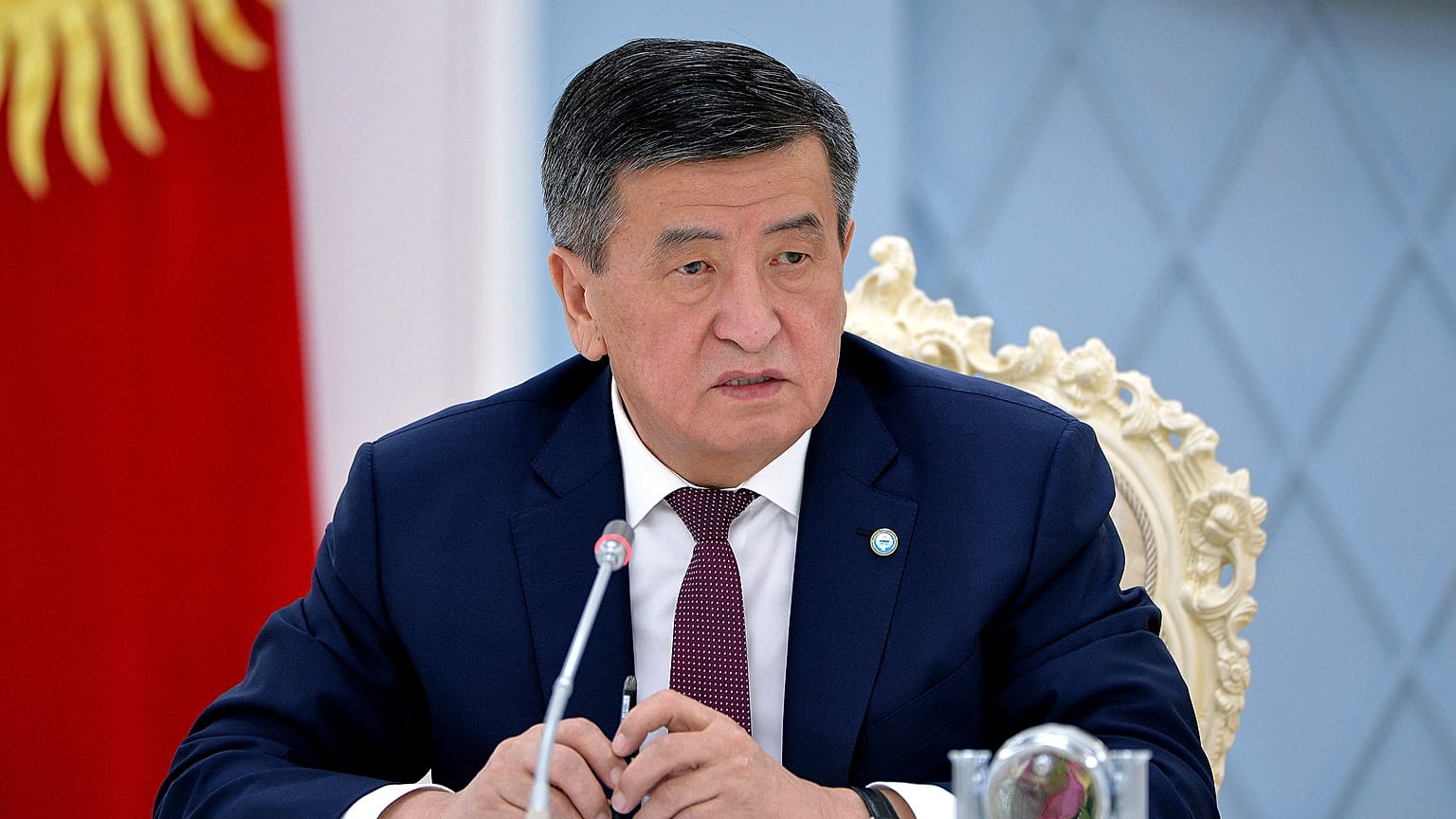 Kırgızistan Cumhurbaşkanı Sooronbay Ceenbekov görevinden istifa etti