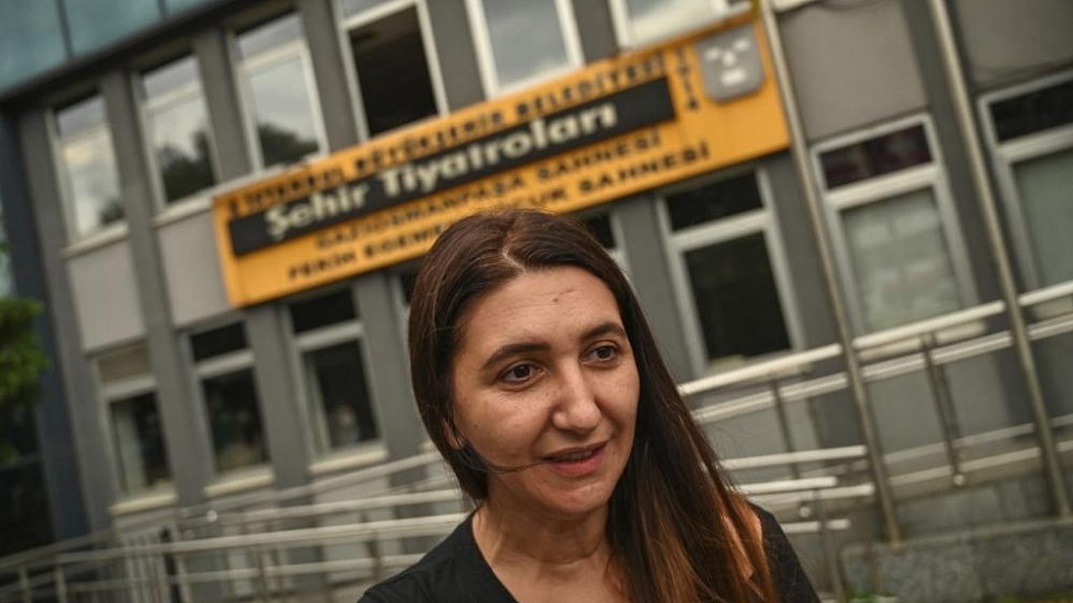 Schauspielerin Ruges Kirici spricht mit Medienvertretern vor dem Stadttheater Istanbul