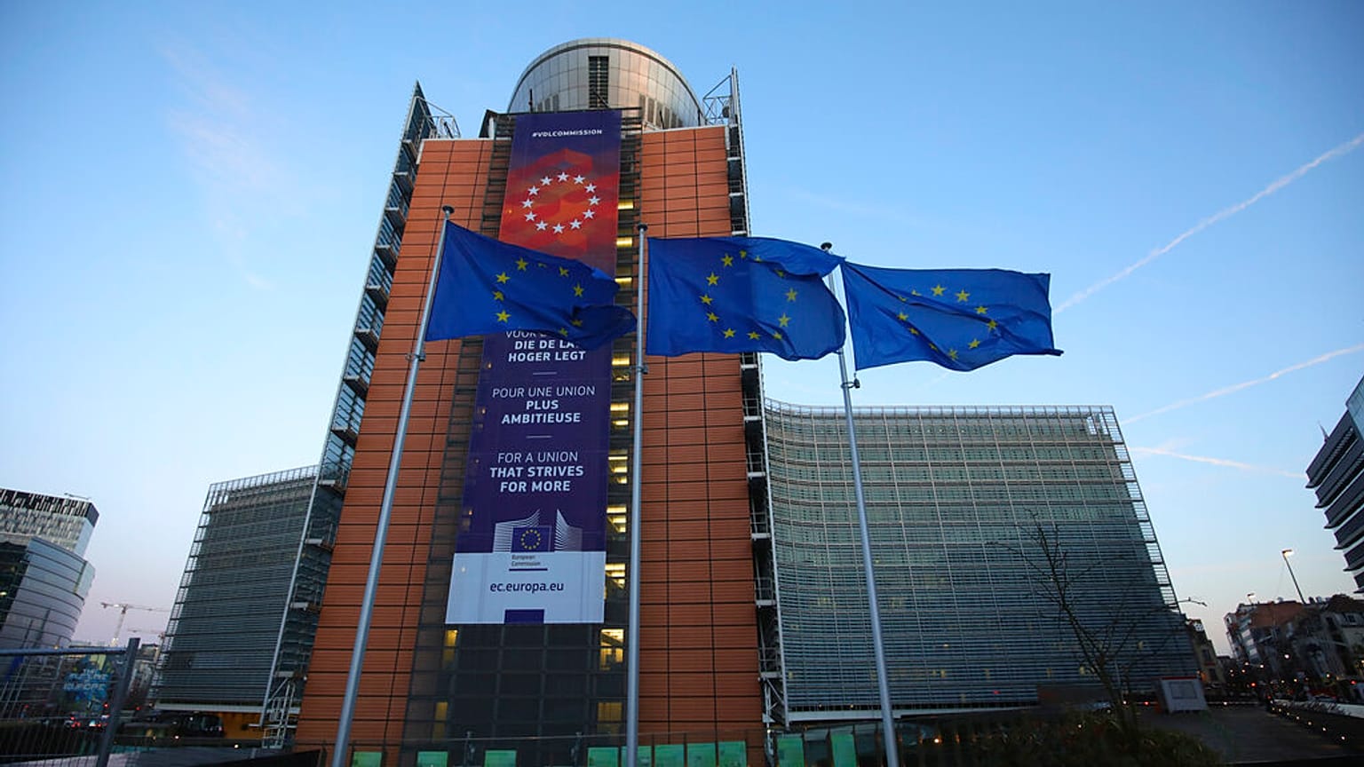 Uniós zászlók az Európai Bizottság épülete előtt