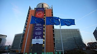 Uniós zászlók az Európai Bizottság épülete előtt
