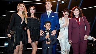 لاعب كرة القدم البرتغالي كريستيانو رونالدو مع والدته (على اليمين) وصديقته (على اليسار) وآخرين في سويسرا سنة 2017,