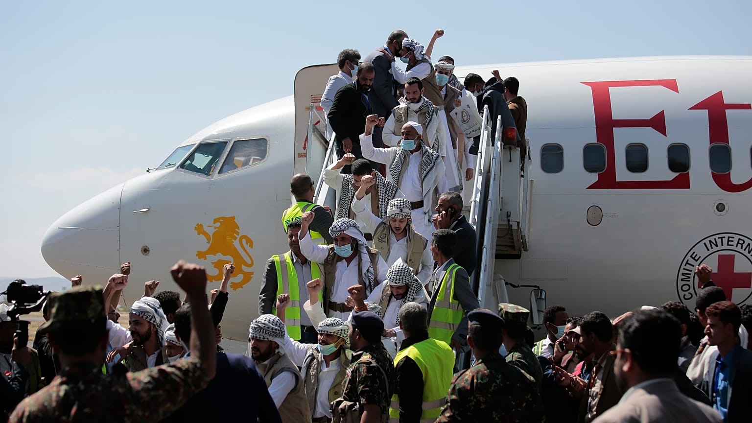 Suudi destekli Yemen hükümetinin bıraktığı Husi esirler, başkent Sana'ya ulaştı