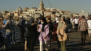 İstanbul'da koronavirüse karşı maske takan halk