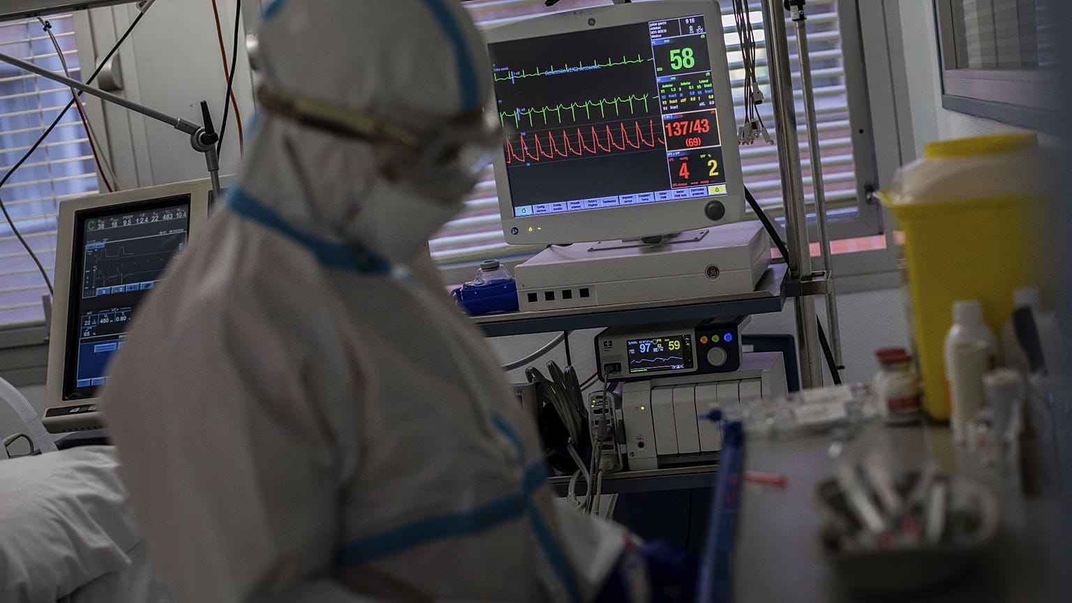 İspanya'nın başkenti Madrid'de bir yoğun bakım ünitesinde doktorlar, Covid-19 hastasına müdahale ederken